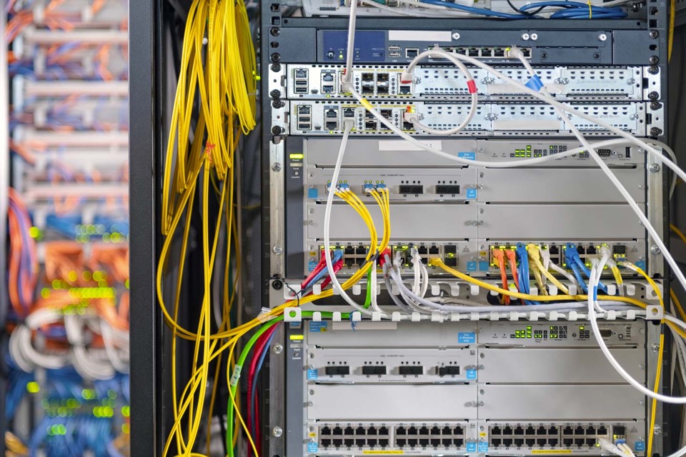 Technické vybavení pro provoz telekomunikační sítě